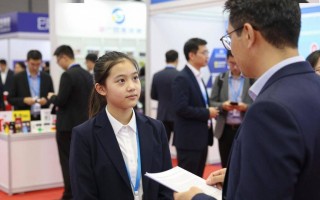 「广交会现场高能名场面」12岁少女直面外商压价全英文从容博弈反差出圈全网热议复盘真实谈判全过程与多方舆论声音